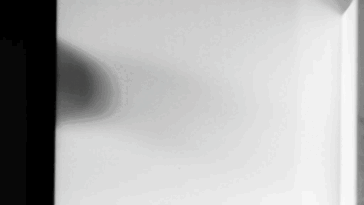 Une boule de courge frappe dans un mur au ralenti.