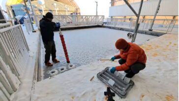 Briser la glace sur la recherche de déversement de pétrole de l'Arctique