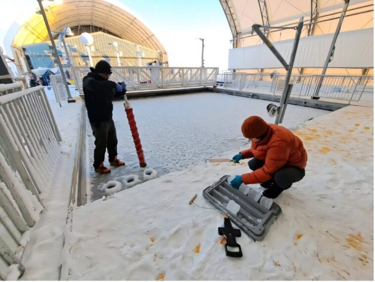 Briser la glace sur la recherche de déversement de pétrole de l'Arctique