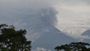 Des centaines évacuées alors que le volcan guatémaltèque éclate