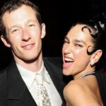 Dua Lipa (enfin) confirme son engagement à Callum Turner
