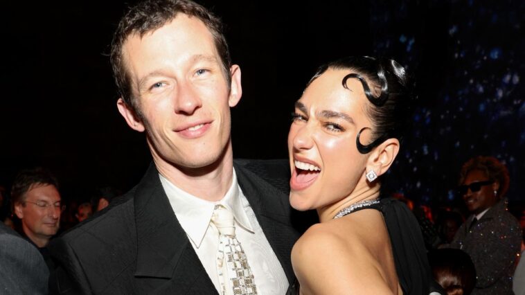Dua Lipa (enfin) confirme son engagement à Callum Turner