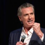 Gavin Newsom échange des interviews de Steve Bannon pour Hard Left Trump Trolling