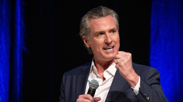 Gavin Newsom échange des interviews de Steve Bannon pour Hard Left Trump Trolling Gavin Newsom échange des interviews de Steve Bannon pour Hard Left Trump Trolling
