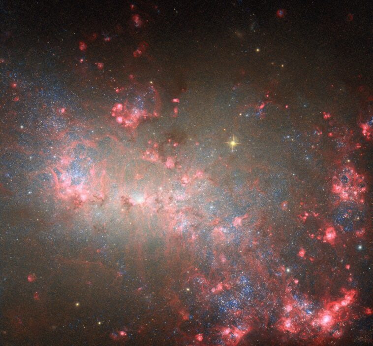 Hubble étudie petite mais puissante galaxie Hubble étudie petite mais puissante galaxie
