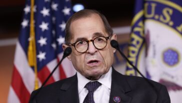 «Ils se comportent comme des fascistes»: le représentant Jerry Nadler dénonce le DHS après la détention de l'aide, menottée