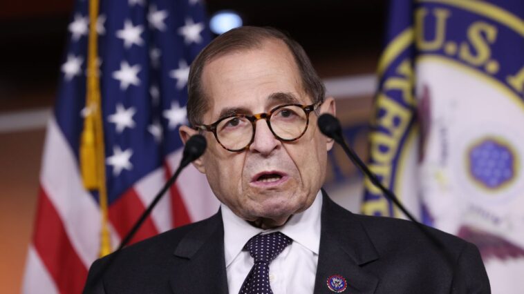 «Ils se comportent comme des fascistes»: le représentant Jerry Nadler dénonce le DHS après la détention de l'aide, menottée