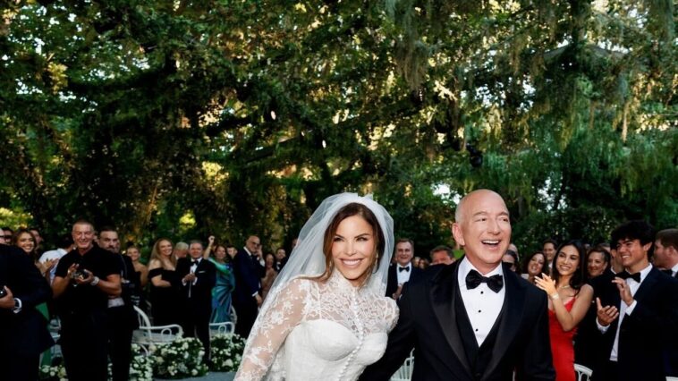 Jeff Bezos et Lauren Sánchez Bezos sont officiellement mariés à Venise Jeff Bezos et Lauren Sánchez Bezos sont officiellement mariés à Venise
