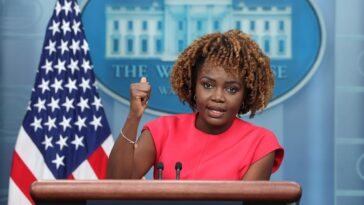 Karine Jean-Pierre, l'ex-secrétaire de Joe Biden, exhorte les démocrates à abandonner le Parti démocrate