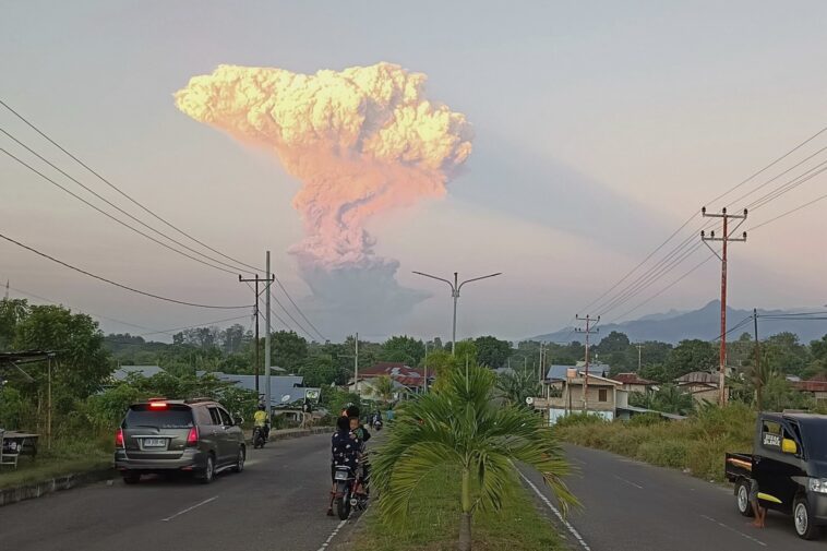 L'éruption du Mount Lewotobi Laki Laki Volcan crée un panache de cendre visible à 90 miles L'éruption du Mount Lewotobi Laki Laki Volcan crée un panache de cendre visible à 90 miles