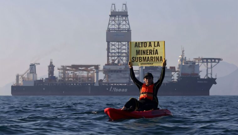 La vie de l'océan Pacifique à risque de l'exploitation nautique