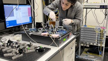 Le baby d'essai de fibre multiccore montre une transmission précise de signal d'horloge optique sur 25 km