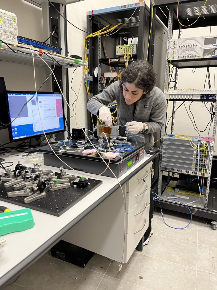 Le baby d'essai de fibre multiccore montre une transmission précise de signal d'horloge optique sur 25 km Le baby d'essai de fibre multiccore montre une transmission précise de signal d'horloge optique sur 25 km