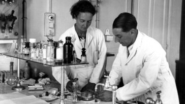WHA2R6 Frederic and Irene Joliet-Curie in their Paris Laboratory