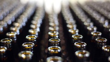 Les bouteilles en verre contiennent plus de microplastiques que les bouteilles en plastique