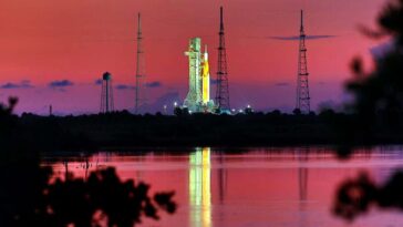 2SWKMCK Artemis I sits at Launch Pad 39-B at Kennedy Space Center, Fla., at sunrise, Wednesday, Aug. 31, 2022, as seen from nearby Canaveral National Seashore. (Joe Burbank/Orlando Sentinel/TNS)