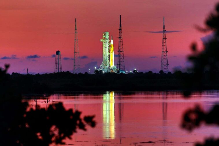2SWKMCK Artemis I sits at Launch Pad 39-B at Kennedy Space Center, Fla., at sunrise, Wednesday, Aug. 31, 2022, as seen from nearby Canaveral National Seashore. (Joe Burbank/Orlando Sentinel/TNS)