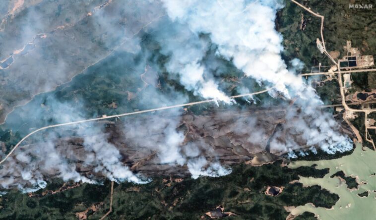 Les évacuations du sida militaire alors que les incendies de forêt du Canada se développent vers l'est Les évacuations du sida militaire alors que les incendies de forêt du Canada se développent vers l'est