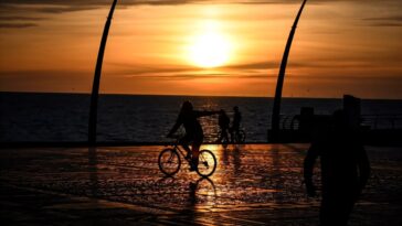 Les risques britanniques risquent des vagues de chaleur plus extrêmes et prolongées à l'avenir: étude