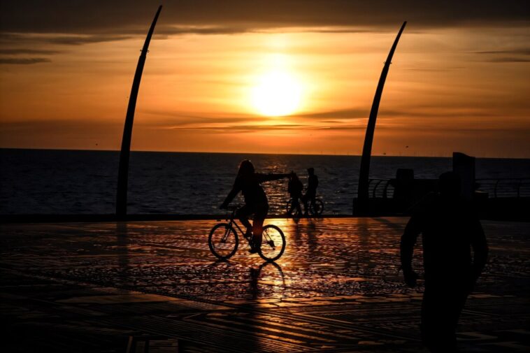 Les risques britanniques risquent des vagues de chaleur plus extrêmes et prolongées à l'avenir: étude