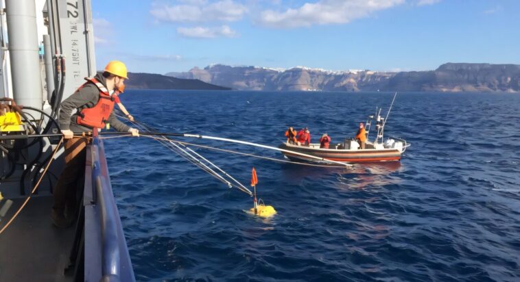 Les tremblements de terre de Santorin ont lieu au mouvement du magma latéralement dans la croûte, pas sur les centres volcaniques traditionnels