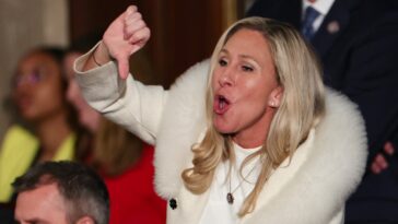 Marjorie Taylor Greene n'appelle plus de bombes sur l'Iran, semble nous suggérer de bombarder les cartels de la drogue