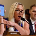 Marjorie Taylor Greene va battre pour Tucker Carlson, dit qu'il est vraiment cool et populaire
