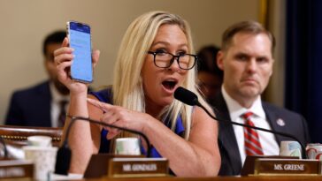 Marjorie Taylor Greene va battre pour Tucker Carlson, dit qu'il est vraiment cool et populaire