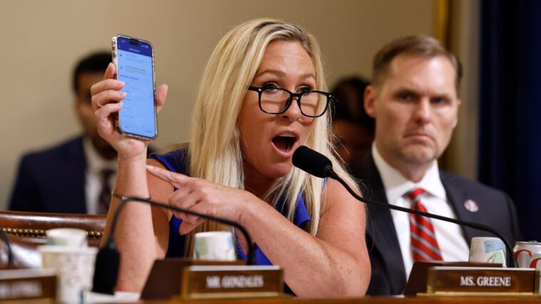 Marjorie Taylor Greene va battre pour Tucker Carlson, dit qu'il est vraiment cool et populaire