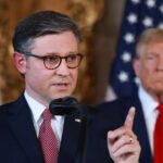 Mike Johnson ne dira pas si Gavin Newsom devait être arrêté, il dira que le gouverneur de Californie devrait être «goudronné et à plumes»