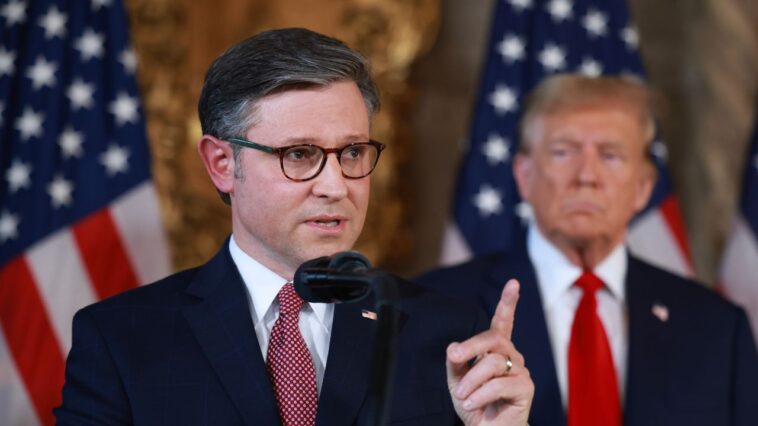 Mike Johnson ne dira pas si Gavin Newsom devait être arrêté, il dira que le gouverneur de Californie devrait être «goudronné et à plumes»