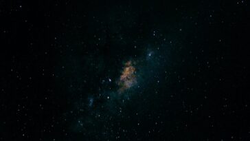 Mystère vieille de plusieurs décennies du moment dipolaire Alcl résolu