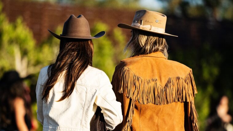 Not unique, les steaks et les corsets de la barmaid: comment les jeunes influenceurs de Maga contrevenaient à leurs étés