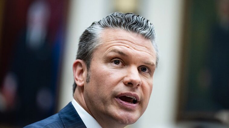 Pete Hegseth ne semble pas penser qu'une décision embêtante devrait l'empêcher d'envoyer des troupes dans les villes américaines