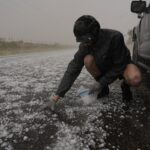 Ping, ping ping. Voici ce que c'est que de conduire dans une grande tempête de grêle au nom de la science