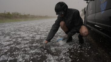 Ping, ping ping. Voici ce que c'est que de conduire dans une grande tempête de grêle au nom de la science
