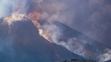 Plume massif de cendres, le gaz crache de l'Etna du mont Italie
