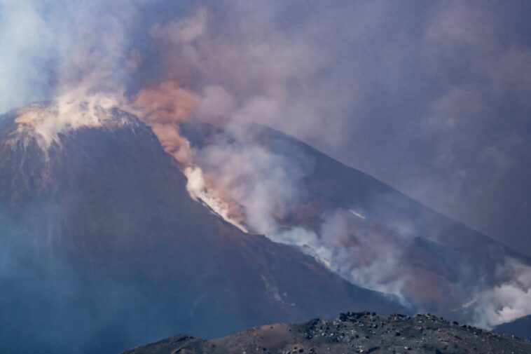Plume massif de cendres, le gaz crache de l'Etna du mont Italie