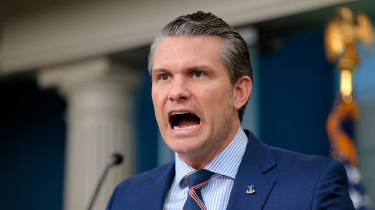 Rapport: Personne ne veut travailler avec Pete «Lemme a simplement envoyé un SMS à ces plans de guerre» Hegseth