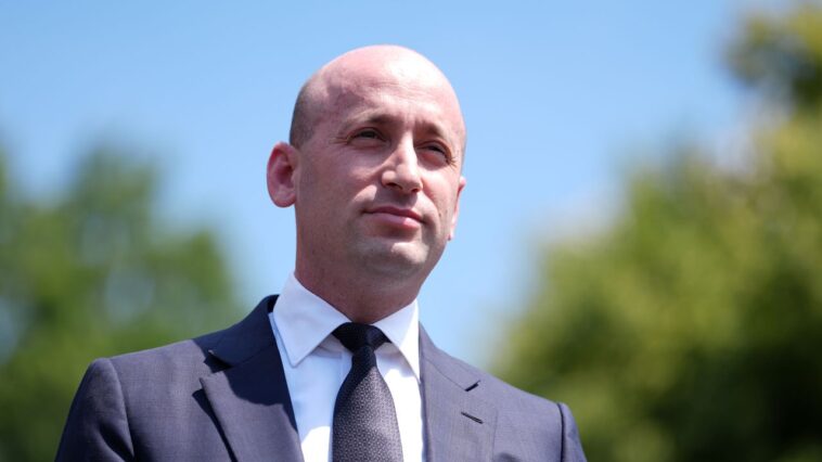 Stephen Miller augmente sa répression de l'immigration avec une nouvelle interdiction de voyager