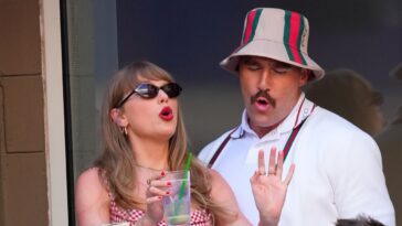 Taylor Swift a célébré la rachat de ses maîtres avec des «larmes de joie», tandis que l'approche de Travis Kelce implique beaucoup plus de shimmying