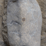 Image du rock avec empreinte digitale de NEANDERTAL