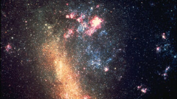 Les étoiles scintillantes mouchent l'image, avec beaucoup de concentration dans une forme brillante et rectangulaire en bas à gauche.