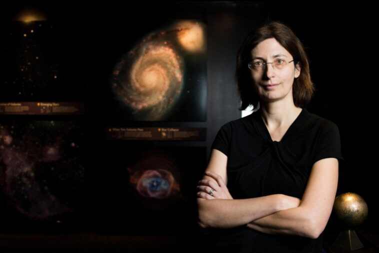 Webb détecte la poussière couverte de glace familière dans une galaxie à 5 milliards d'années-lumière Webb détecte la poussière couverte de glace familière dans une galaxie à 5 milliards d'années-lumière