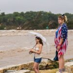 Les inondations soudaines dans le centre du Texas tuent des dizaines, dépasse la catastrophe de la rivière Guadalupe 1987