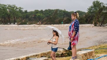 Les inondations soudaines dans le centre du Texas tuent des dizaines, dépasse la catastrophe de la rivière Guadalupe 1987