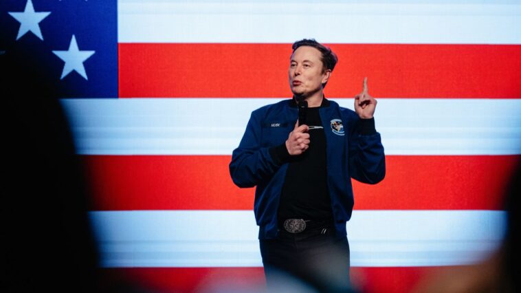 Elon Musk, encouragé par Mark Cuban et Anthony Scaramucci, dit qu'il commence un nouveau parti politique