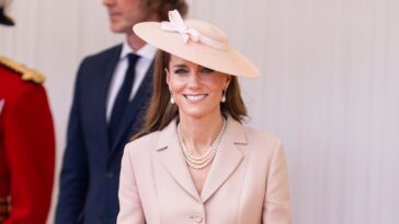 Kate Middleton revêt Dior pour accueillir le président français Emmanuel Macron et Brigitte Macron pour une visite d'État