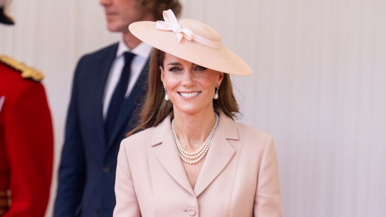 Kate Middleton revêt Dior pour accueillir le président français Emmanuel Macron et Brigitte Macron pour une visite d'État