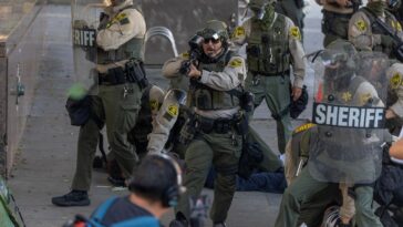 Le juge ordonne à la LAPD d'arrêter de tirer sur des journalistes avec des armes moins létales lors des manifestations